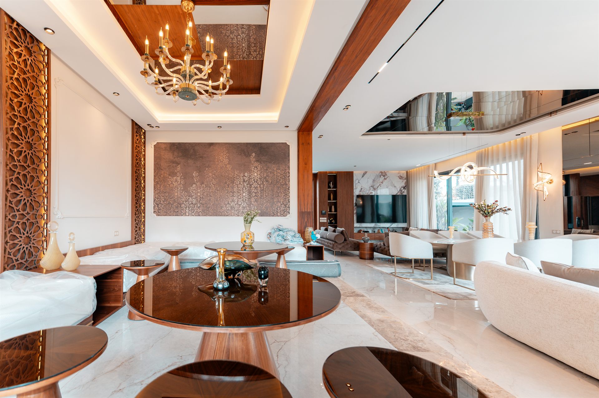 Salon arabesque plafond bois Decozan